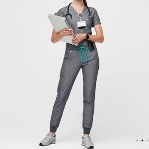 FIGS jogger scrub set in Graphite XXS-XS